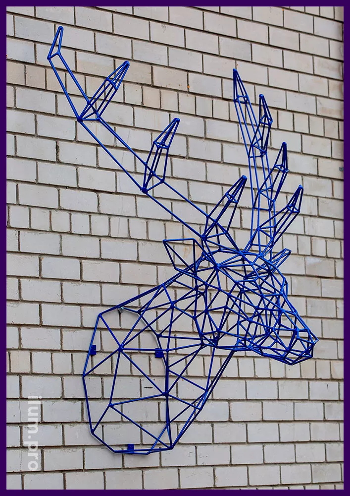 Голова оленя с большими рогами на стене здания - полигональная скульптура на стене