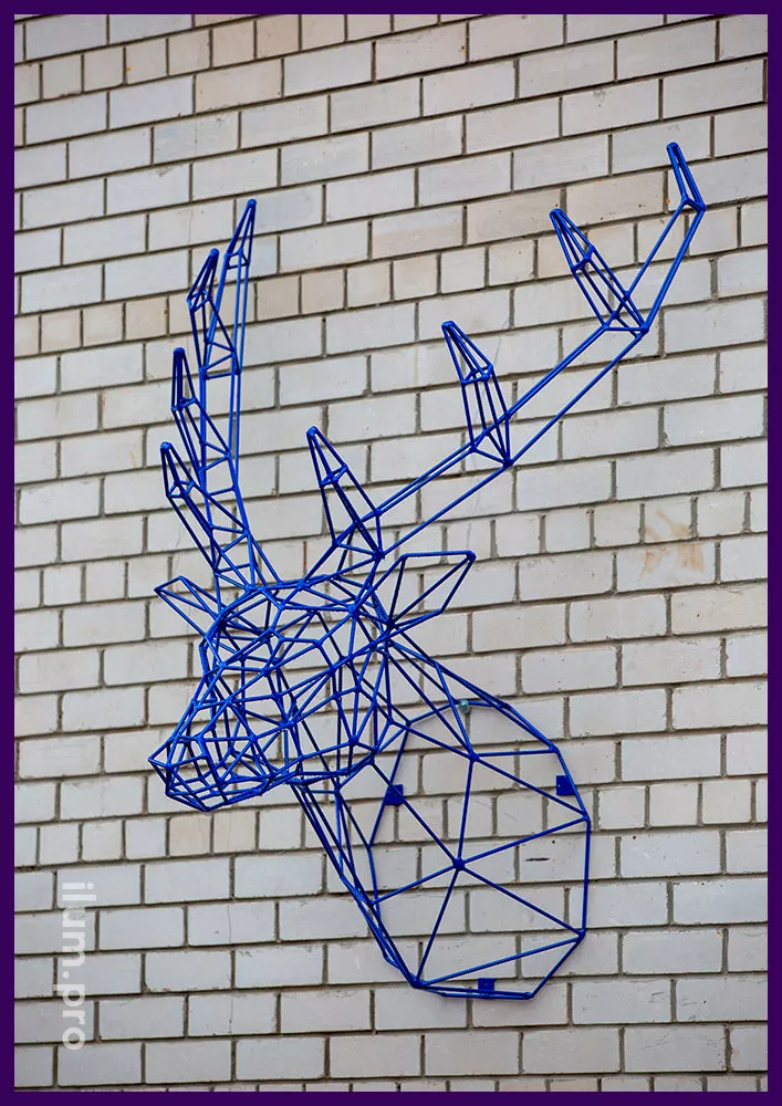 Украшение стены полигональной металлической головой оленя с окрашиванием в синий цвет