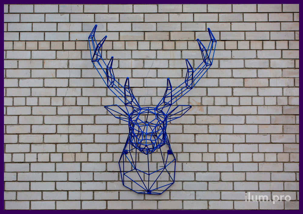 Металлическая полигональная голова оленя - украшение кирпичной стены здания