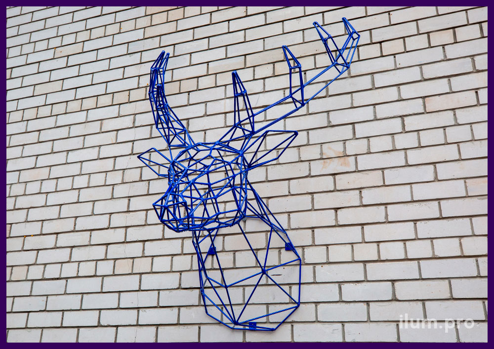 Голова оленя - украшение кирпичной стены полигональным трофеем из металла