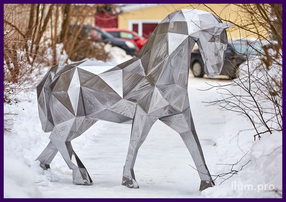 Конь металлический - ландшафтная скульптура в полигональном стиле для улицы