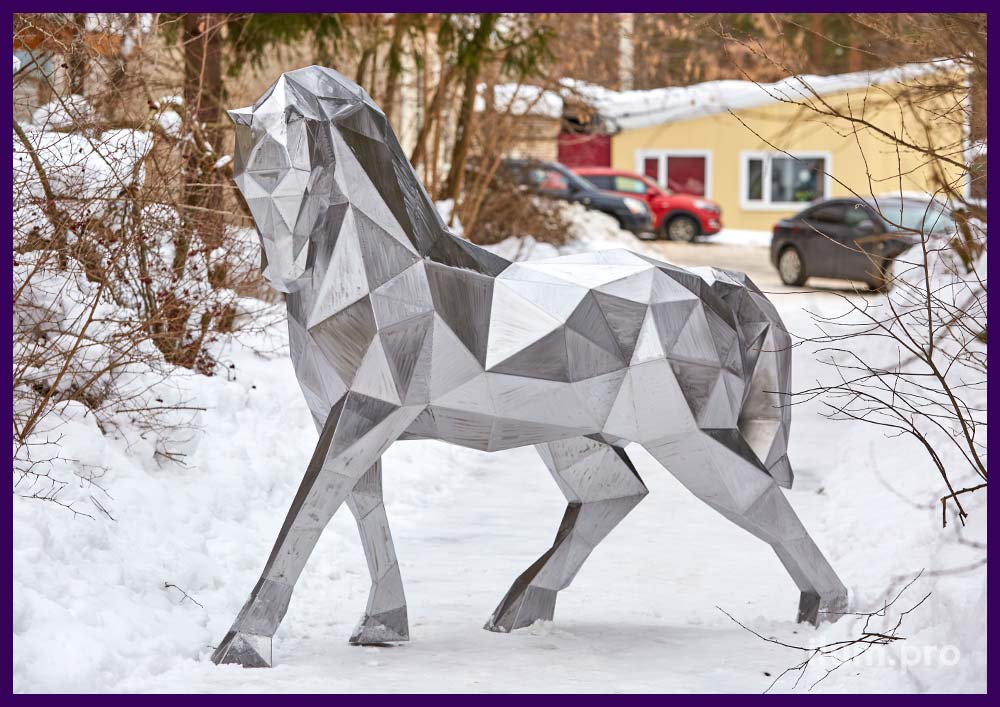 Лошадь полигональная металлическая - ландшафтная скульптура для конного клуба