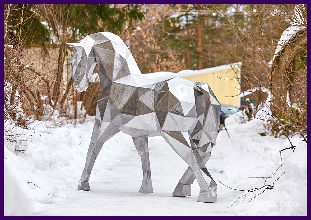 Конь металлический полигональный - ландшафтная скульптура из кортена в форме животного
