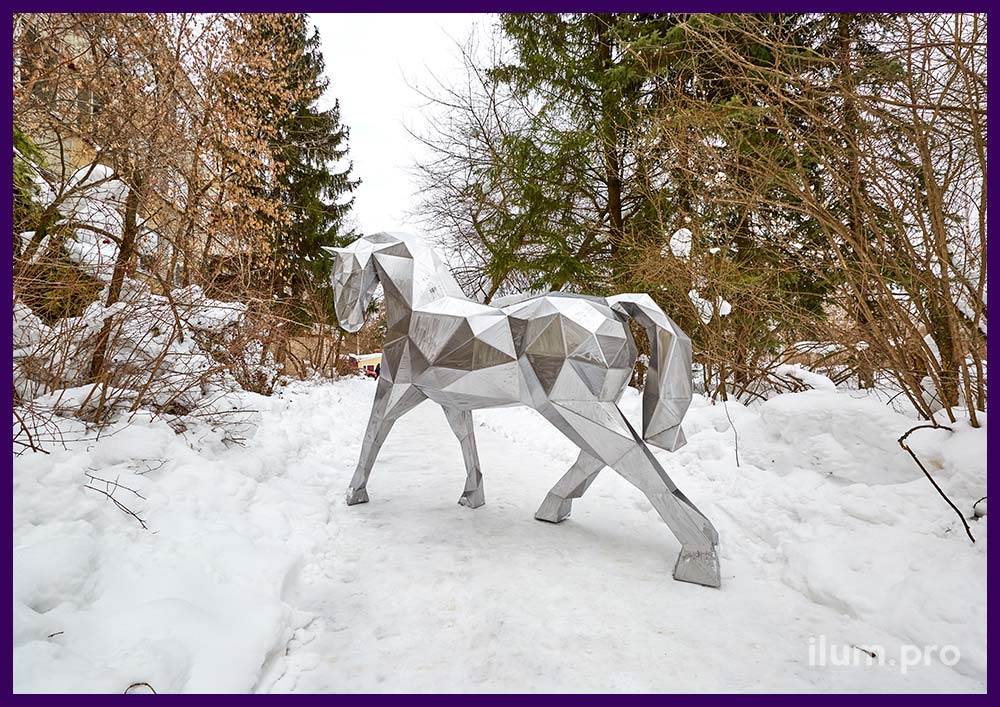 Полигональная скульптура в форме лошади - уличный арт-объект из кортеновской стали