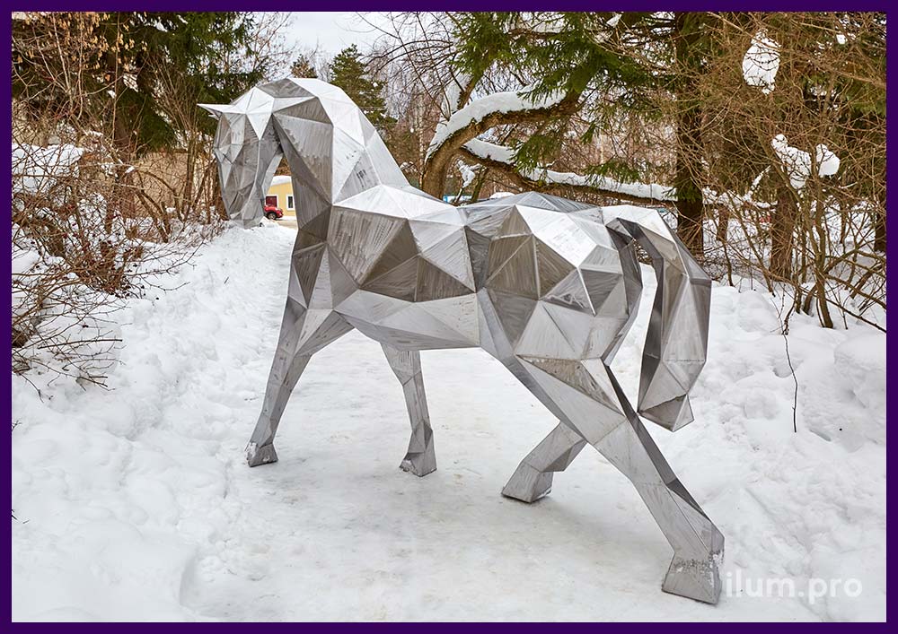 Металлический конь - полигональная скульптура для украшения городского парка или сквера