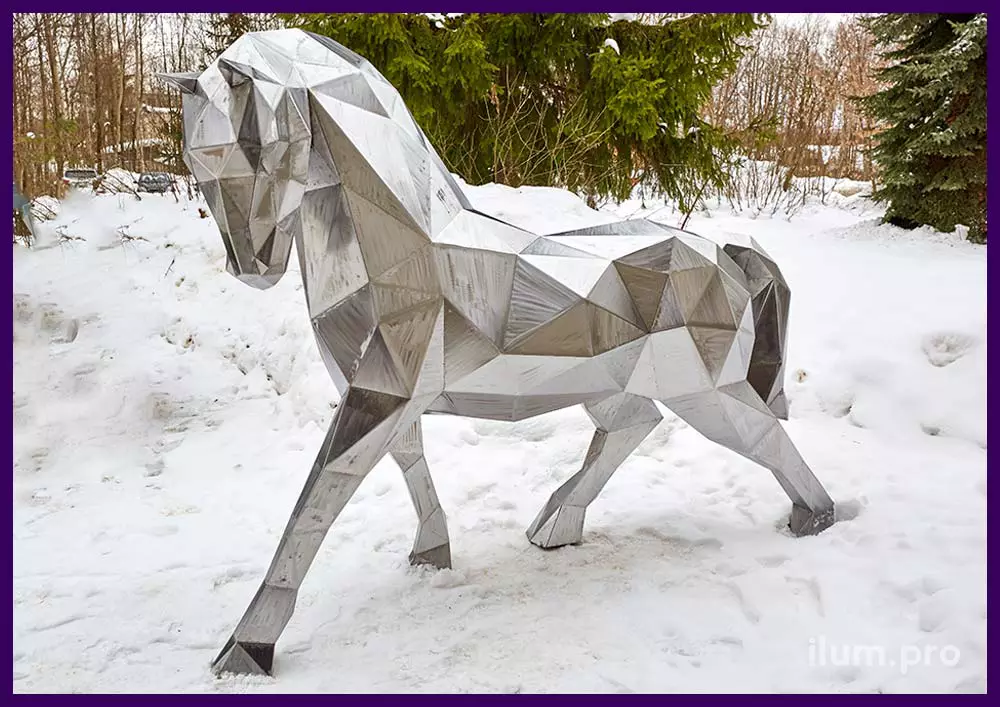Металлическая лошадь - арт-объект для украшения ландшафта в форме животного в полигональном стиле