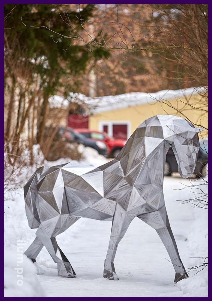 Лошади полигональные металлические - арт-объекты для украшения территории на конную тему