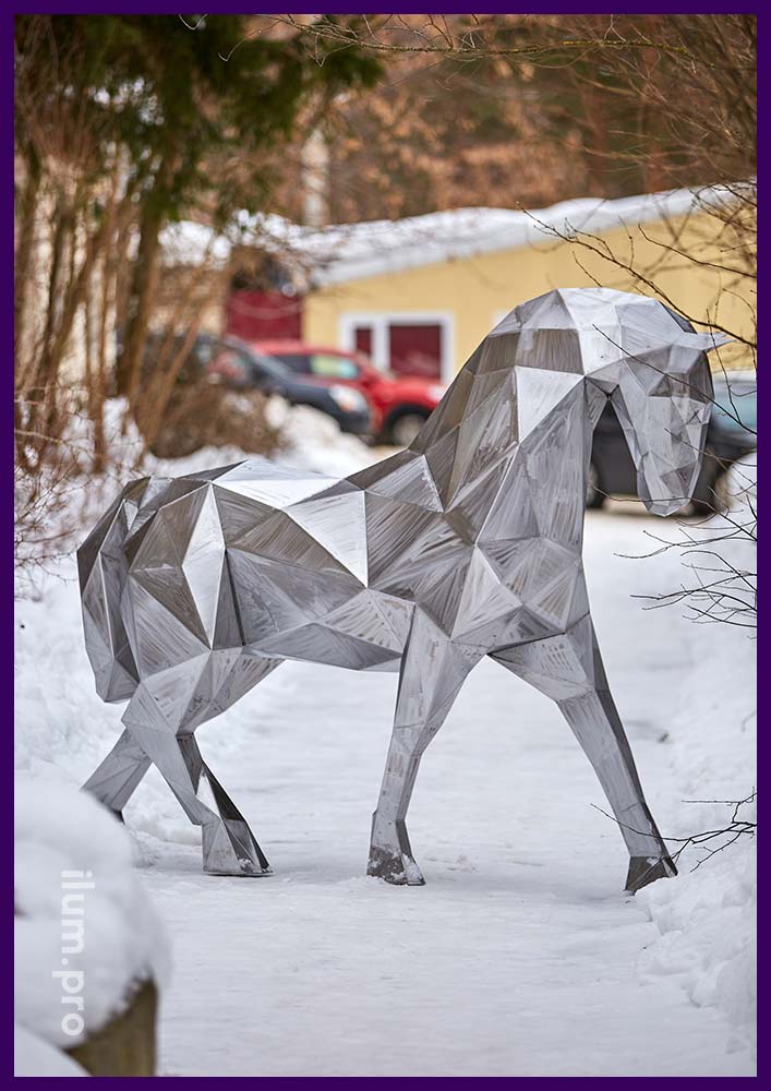 Металлические полигональные фигуры животных для установки на улице - лошадь длиной 2,7 метра