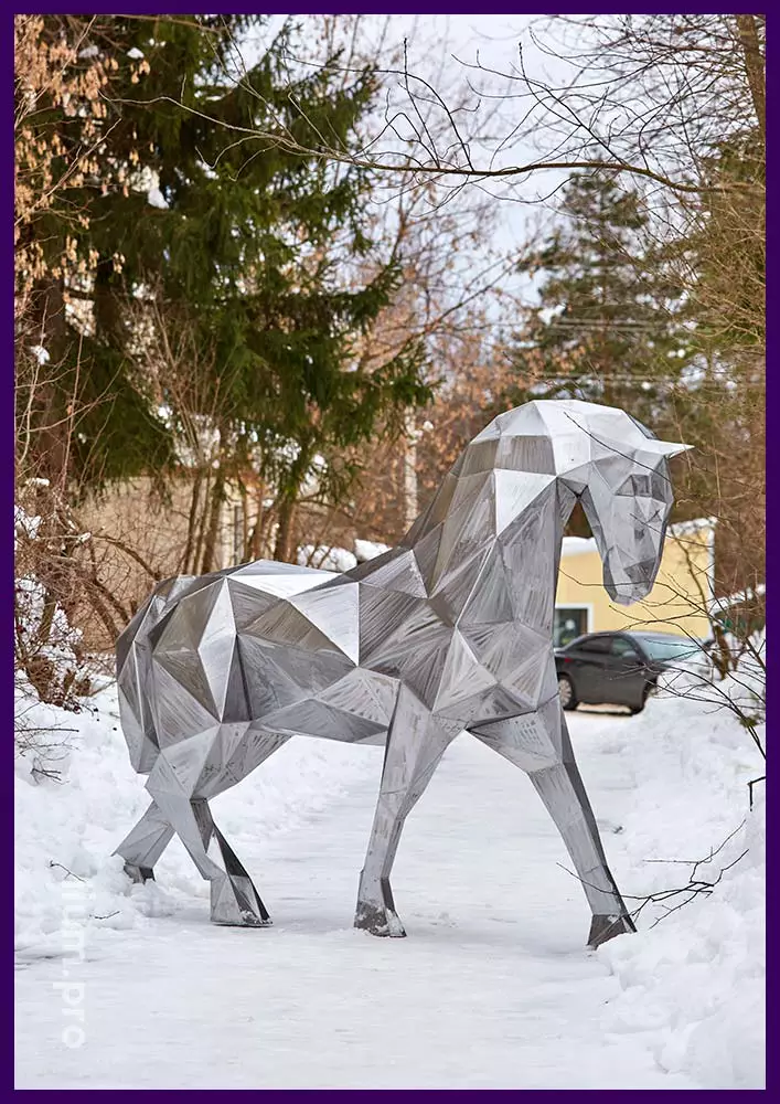 Лошадь полигональная серебристого цвета - полигональный арт-объект и необычная фотозона