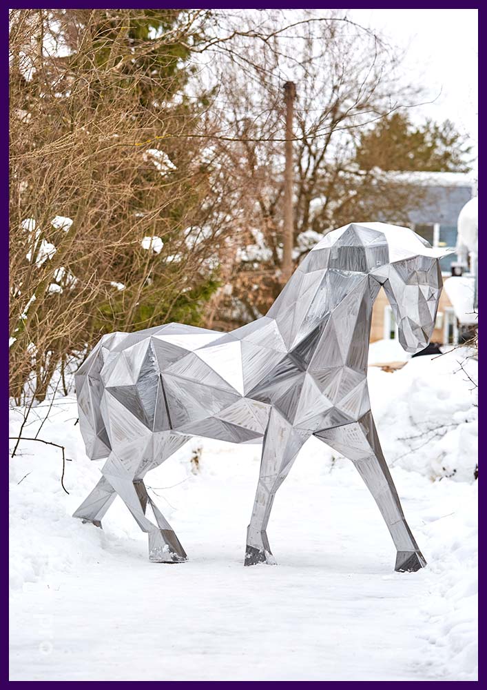 Украшение парка металлическими полигональными скульптурами в форме животных - лошадь