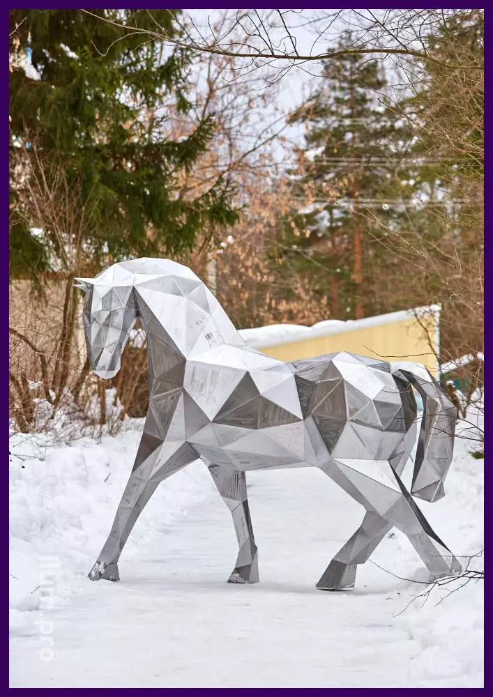 Фигура полигональная стальная в форме лошади высотой 2 метра - уличный арт-объект