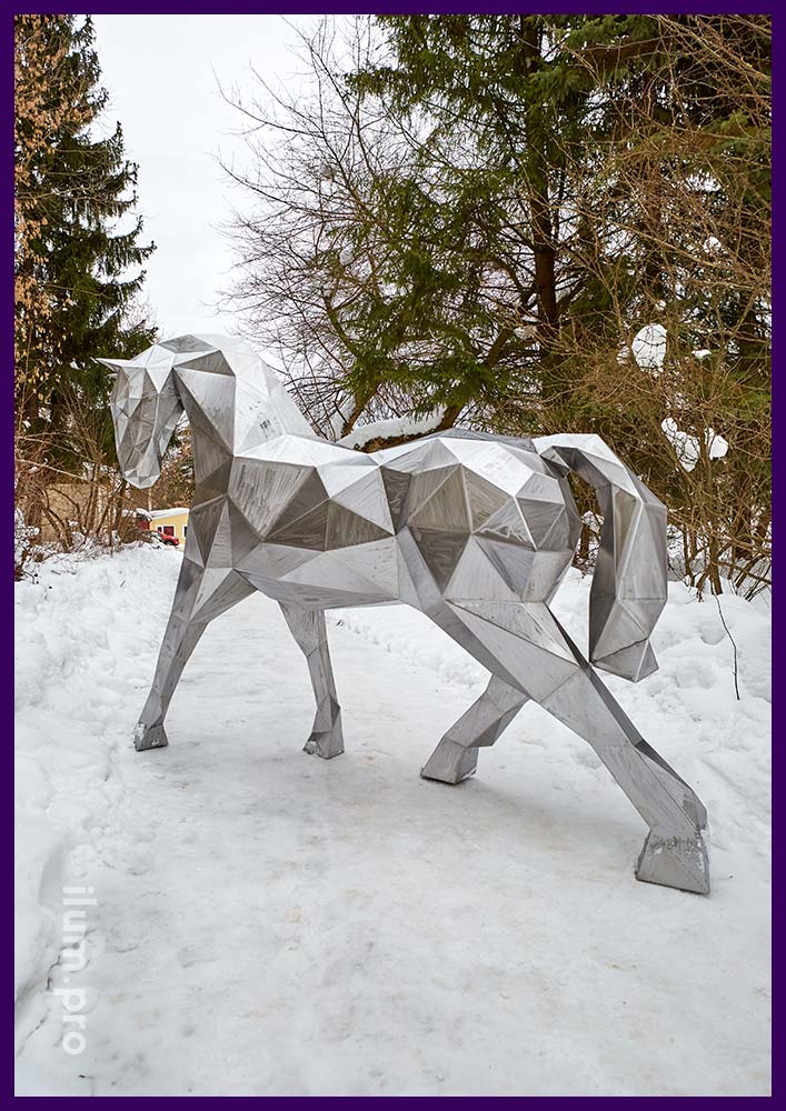 Лошадь металлическая полигональная - объёмная скульптура из кортен-стали длиной 2,7 метра