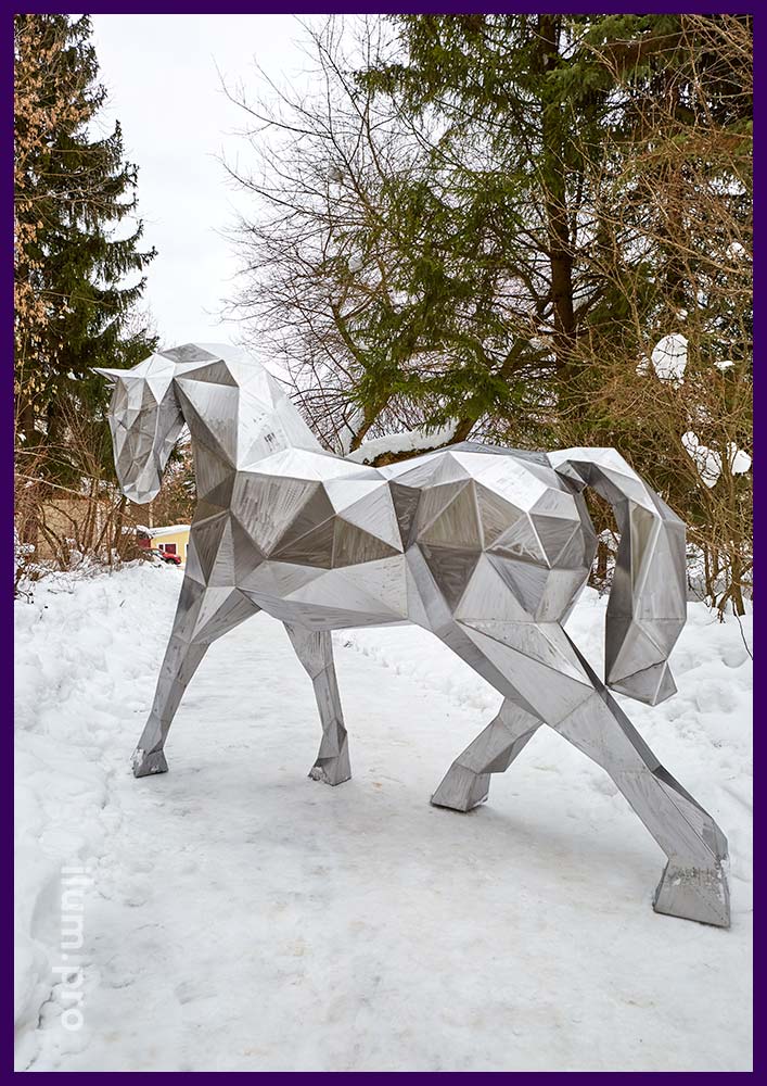Металлический конь - полигональная скульптура для украшения территории из кортеновской стали