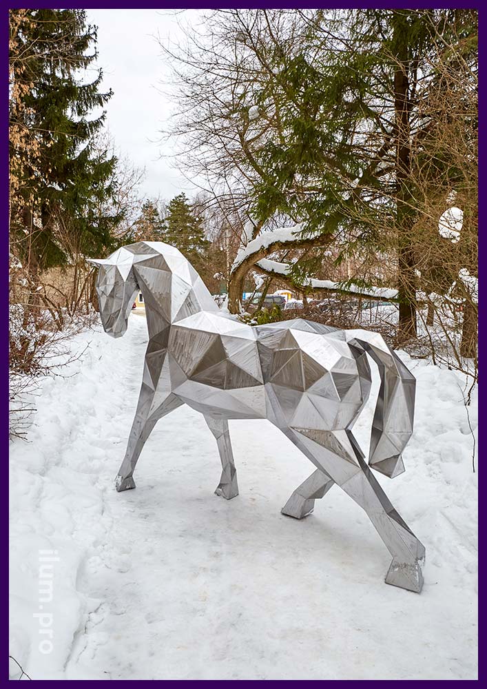 Фигура металлическая полигональная длиной 2,7 метра в форме лошади для украшения парка