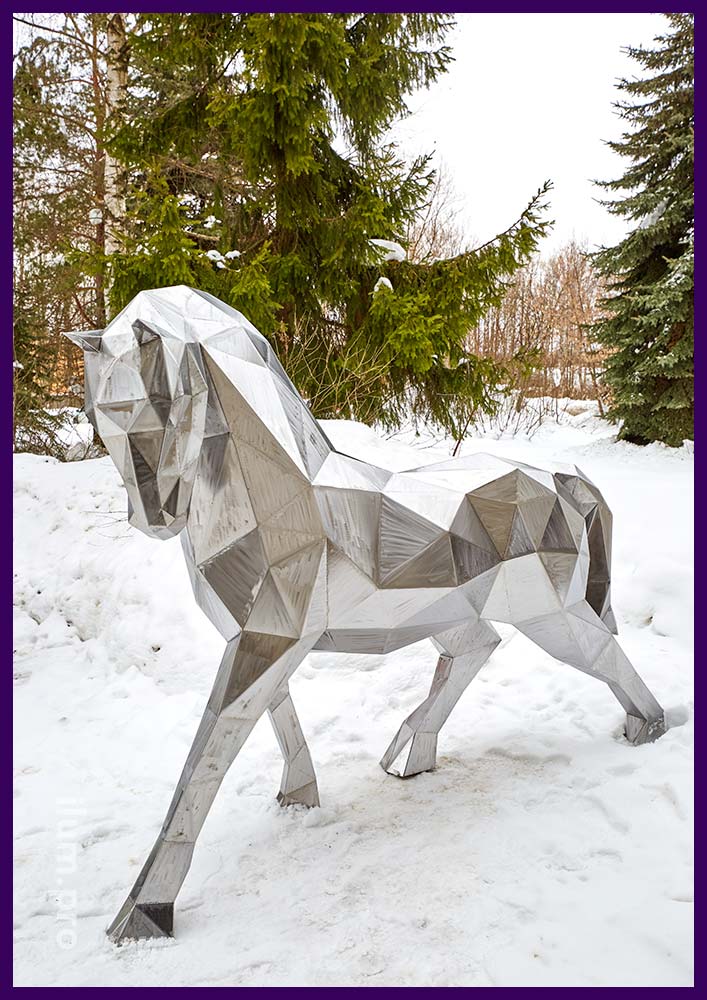 Лошадь полигональная металлическая - объёмная скульптура из кортеновской стали в парке