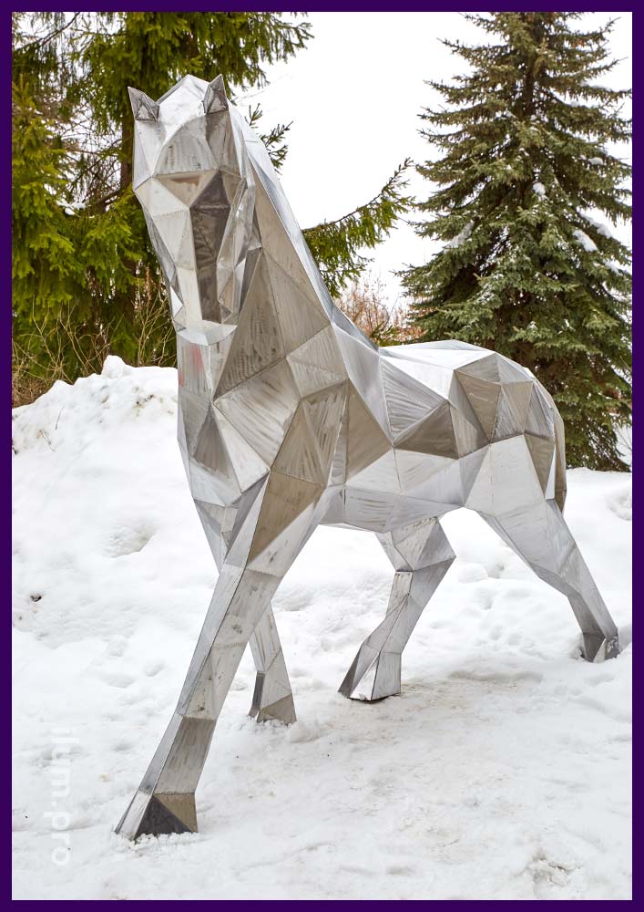 Лошадь металлическая полигональная из кортена - объёмная ландшафтная скульптура в форме коня
