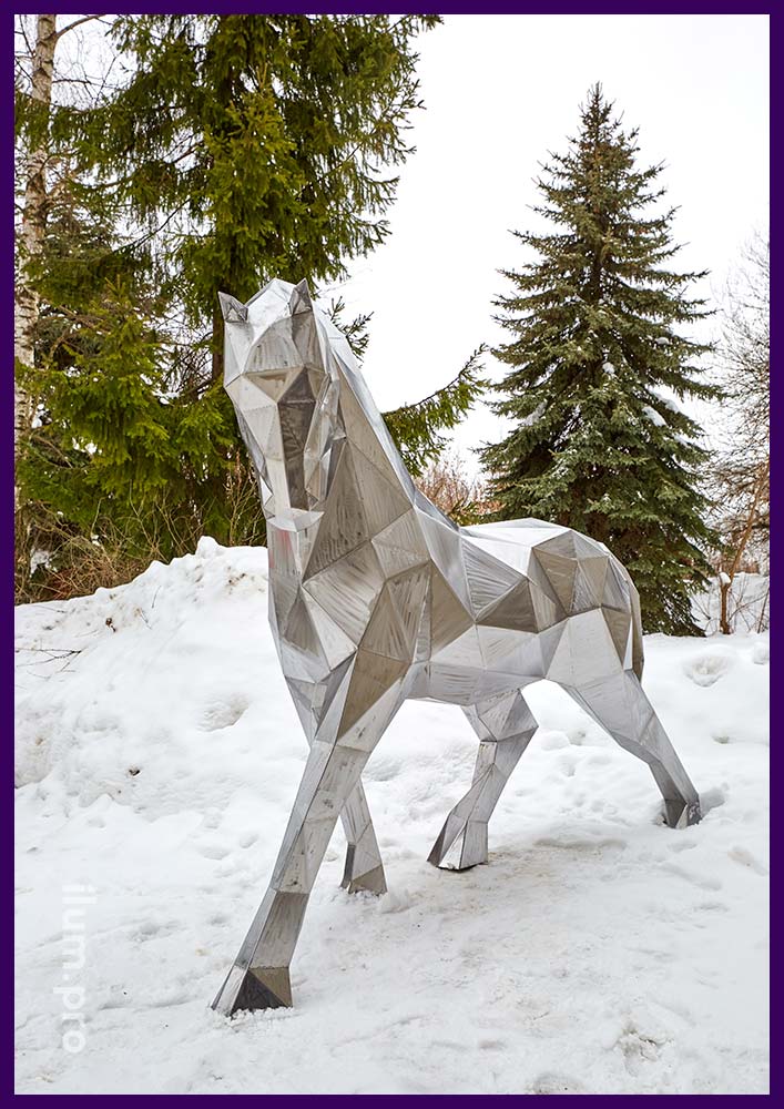 Металлическая полигональная скульптура коня высотой 2 метра для украшения улицы