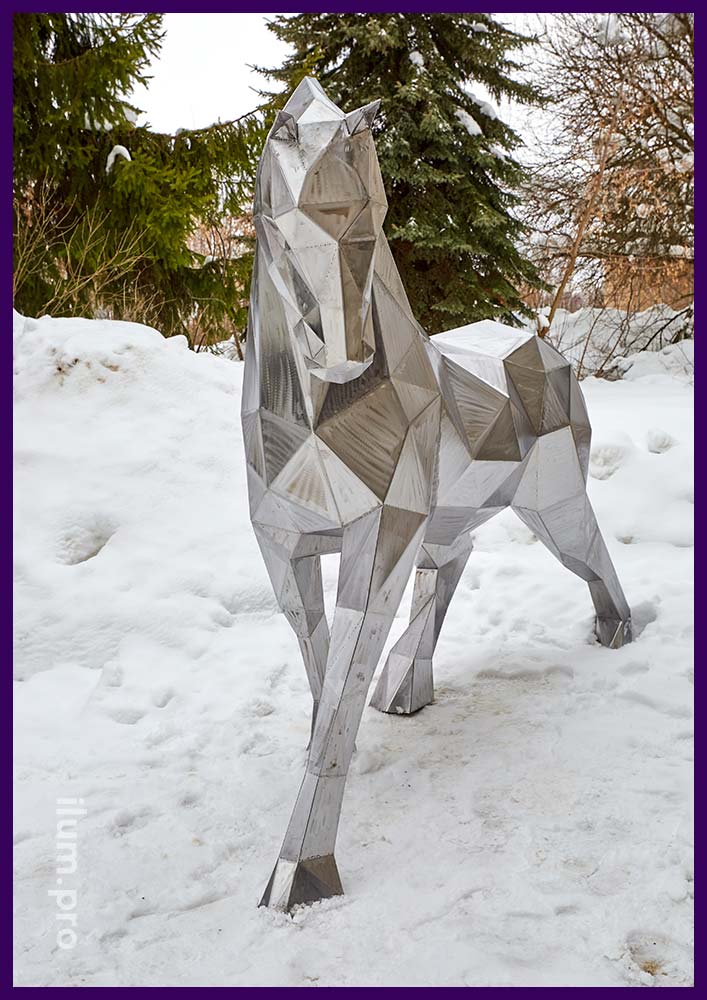 Конь металлический с полигональным каркасом и выраженными гранями и рёбрами