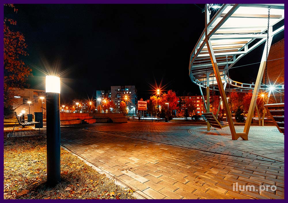 Подсветка городского сквера стильными светильниками в форме столбика
