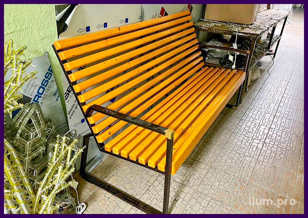 Производство уличной скамейки из стального каркаса и деревянного бруса с защитой от ультрафиолета