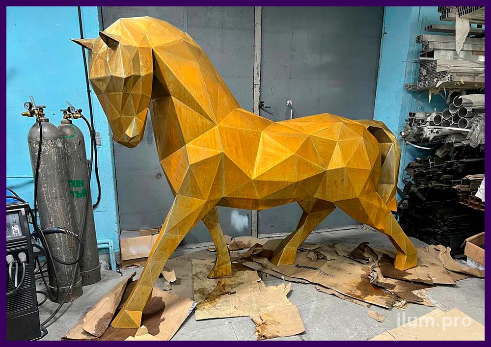 Лошадь полигональная металлическая из стали кор-тен - скульптура с плоскими гранями для украшения территории