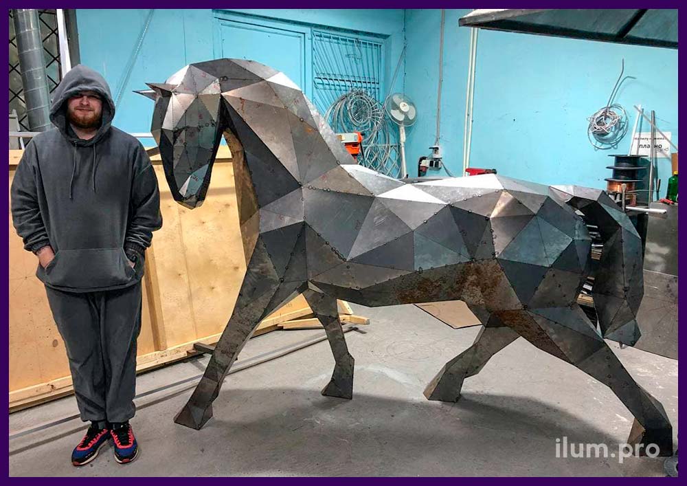 Производство металлических полигональных фигур животных - конь из кортеновской стали для улицы