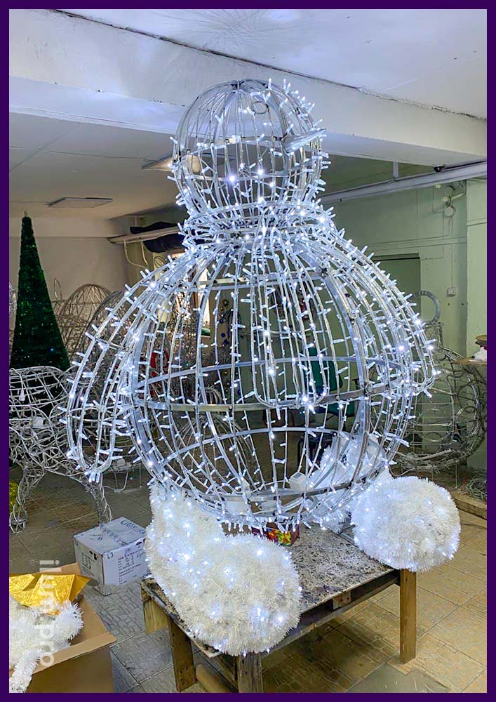 Производство светодиодных украшений в форме снеговиков с алюминиевым каркасом и гирляндами