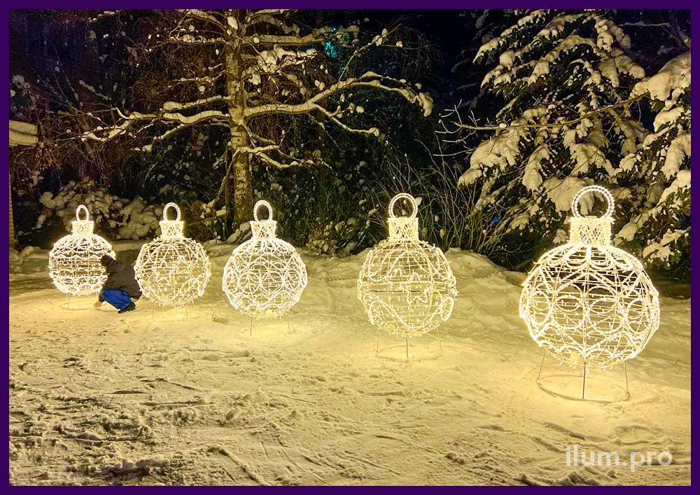 Сборка уличных шаров с гирляндами и дюралайтом тёплых тонов - новогодние декорации
