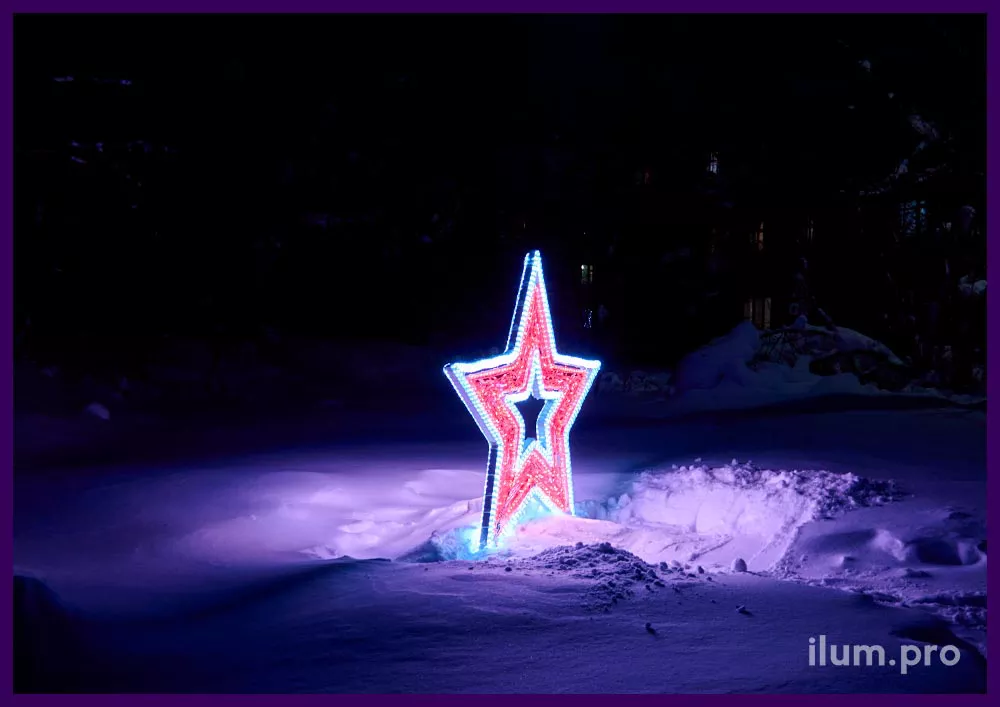 Светящаяся звезда красного цвета в сквере в Карелии - фотозона с иллюминацией на Новый год и 9 мая