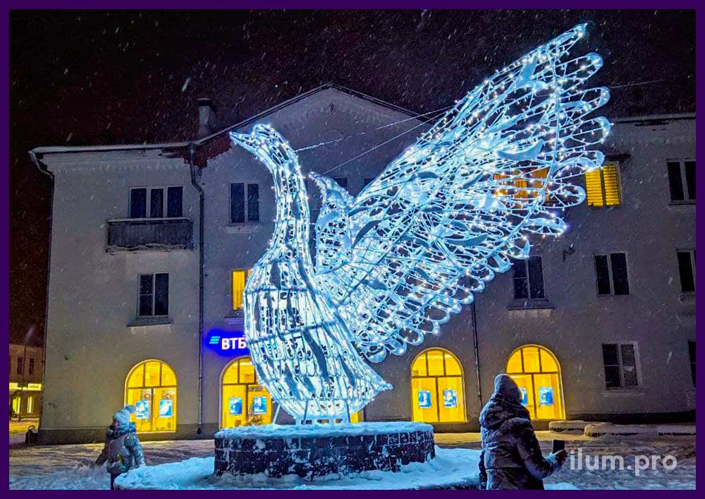 Декоративная фигура в форме большой птицы с подсветкой - уличный арт-объект на центральной площади города во Владимирской области