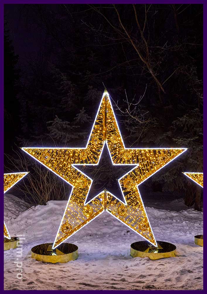 Звезда золотого цвета со светодиодными гирляндами и дюралайтом в городском сквере
