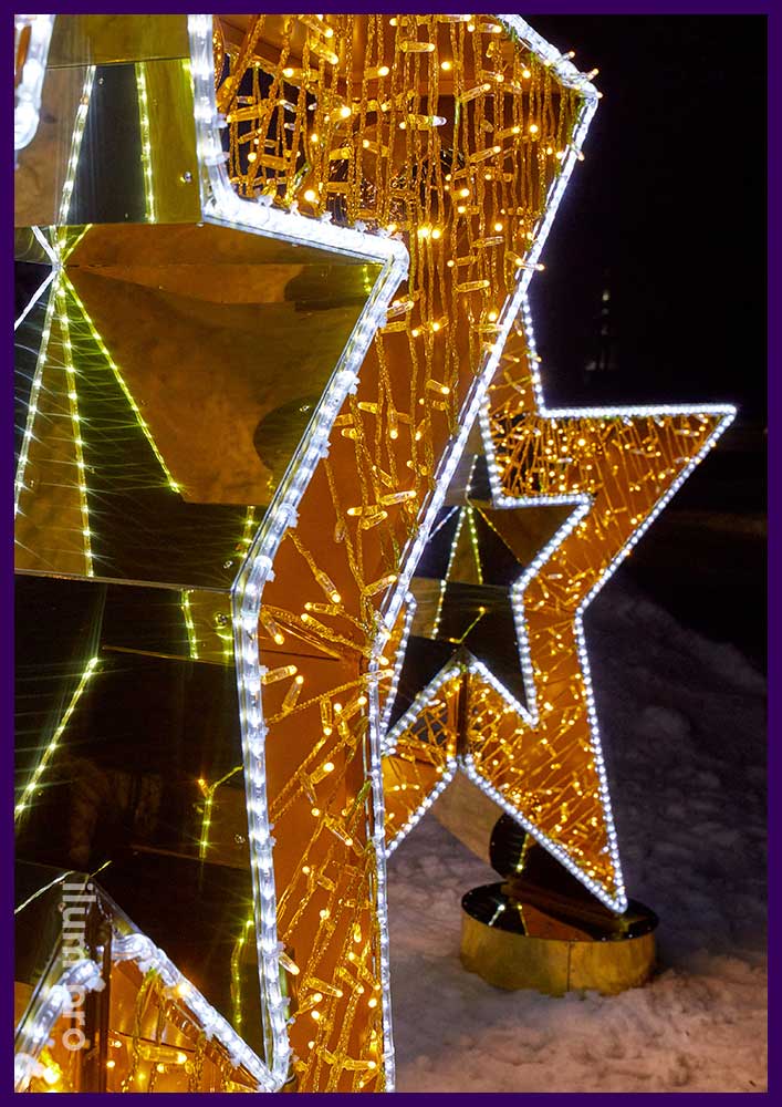 Праздничные декорации в форме звёзд с гирляндами и золотым композитом на улице
