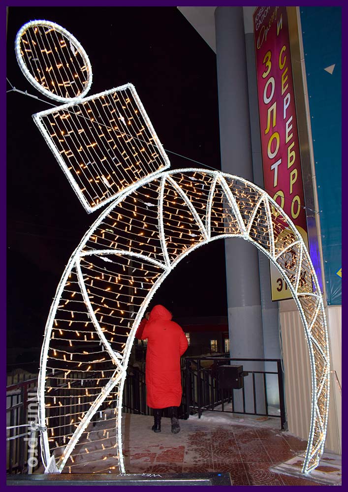 Новогоднее украшение входа в ТЦ в Вологодской области аркой в форме ёлочной игрушки