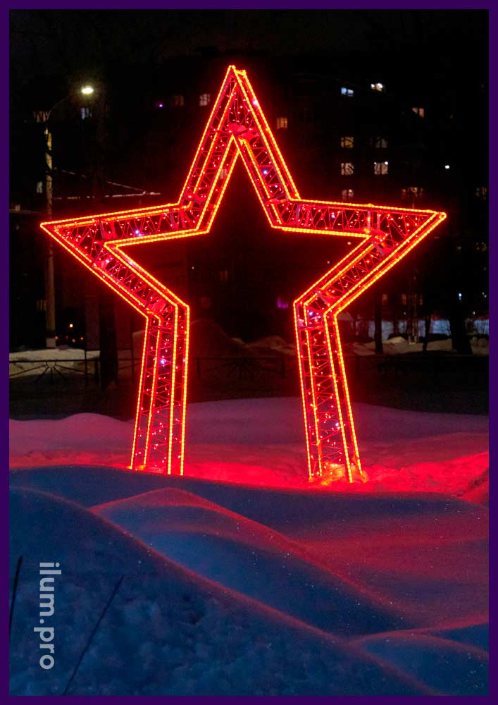 Арка в форме большой красной звезды в сквере города Ковров на Новый год