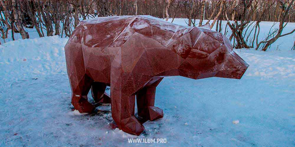 Большой полигональный медведь в Мурманской области