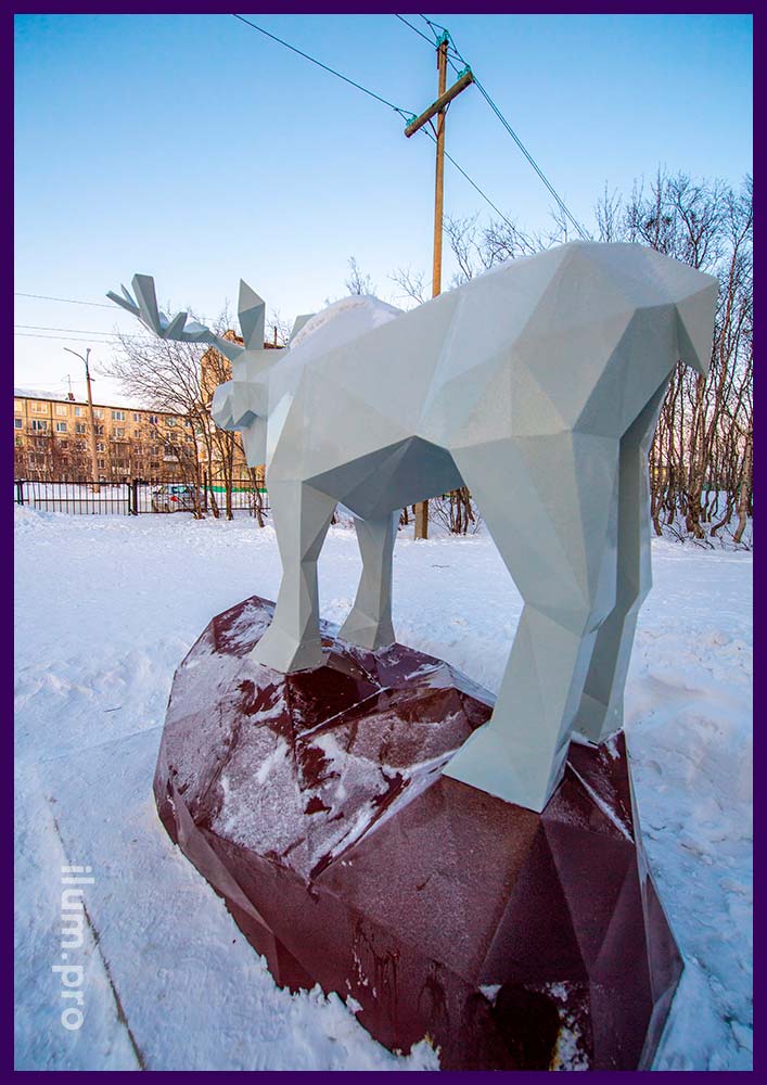 Большой полигональный лось в городском парке, стальные арт-объекты в Кировске