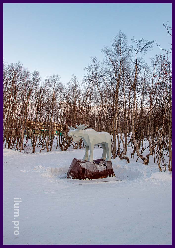 Лось из крашеной стали - полигональный металлический арт-объект в городском парке Кировска