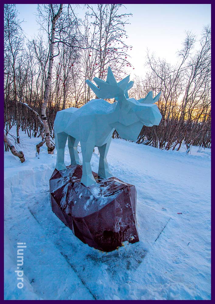Лось в Кировске - металлическая полигональная скульптура с крашеным каркасом из стали