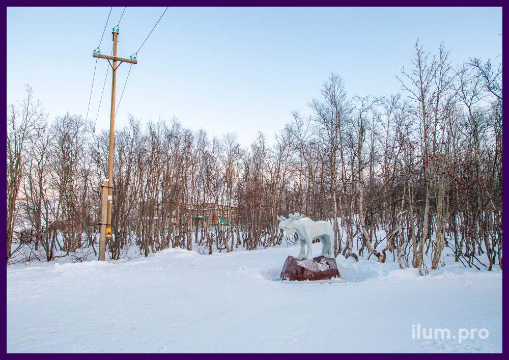 Металлическая полигональная фигура лося на камне - арт-объект в городском парке Кировска Мурманской области