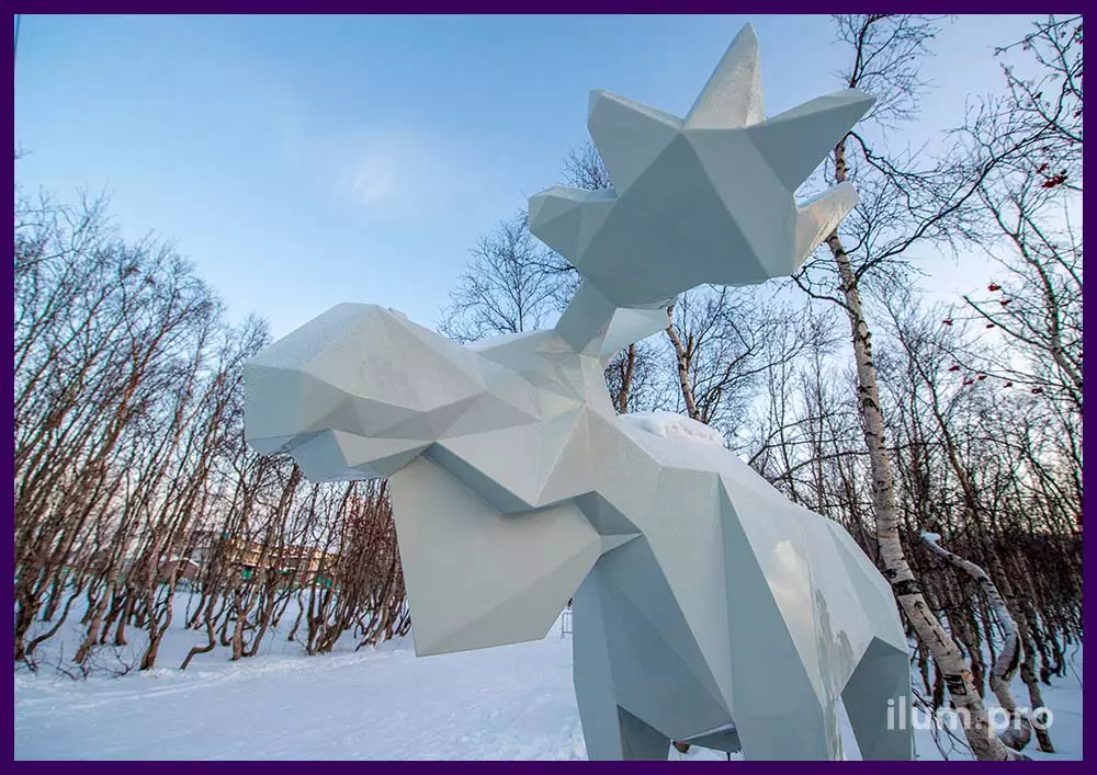 Лось металлический полигональный арт-объект серого цвета в городском парке в Мурманской области