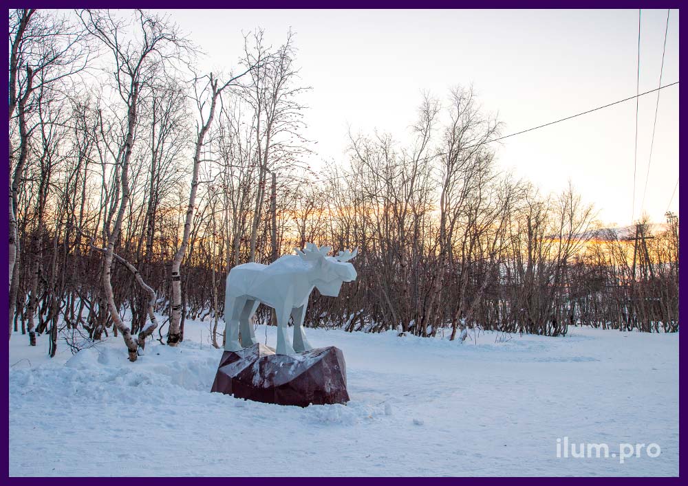 Скульптура лося из крашеной стали - полигональный арт-объект в городском парке Кировска