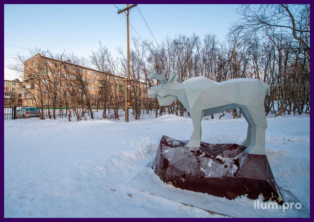 Фигура лося в полигональном стиле - уличный арт-объект в городском парке в Мурманской области