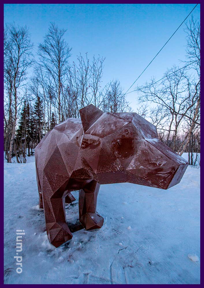 Медведь полигональный из крашеной стали - ландшафтный арт-объект для благоустройства парка в Мурманской области