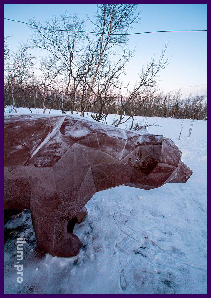 Коричневый полигональный медведь с порошковым окрашиванием - уличная металлическая скульптура с плоскими гранями