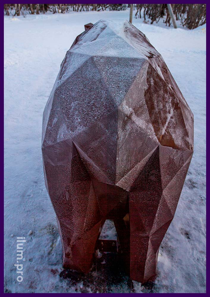 Полигональный арт-объект в форме большого бурого медведя из крашеной стали для благоустройства городского парка