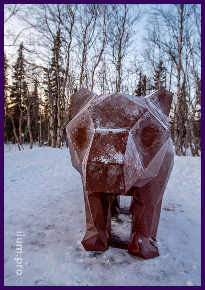 Металлический полигональный арт-объект в Мурманской области, медведь в городском парке