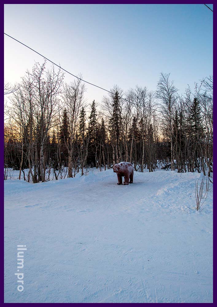 Украшение парка в Мурманской области, благоустройство территории полигональными фигурами бурых медведей