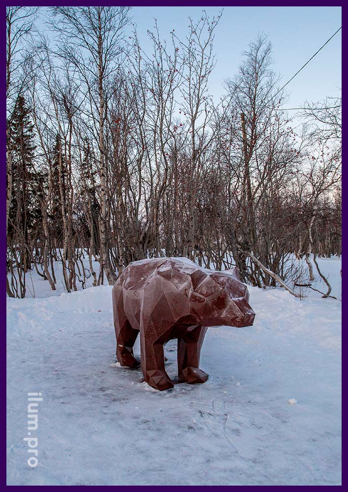 Коричневая полигональная фигура медведя из крашеной стали для установки в городском парке