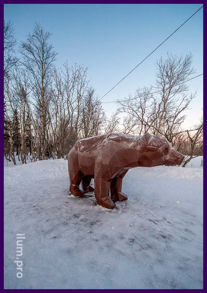 Полигональные животные из крашеного металла - медведь длиной 2,5 метра в городском парке