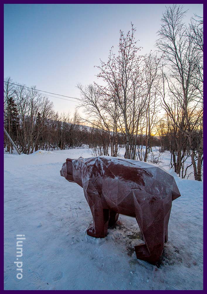 Медведь полигональный из крашеного металла для благоустройства городского парка в Мурманской области